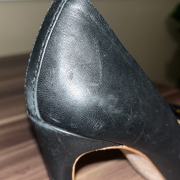 TORY BURCH black leather and suede tortoise bow chase pumps - Picture 13 of 16